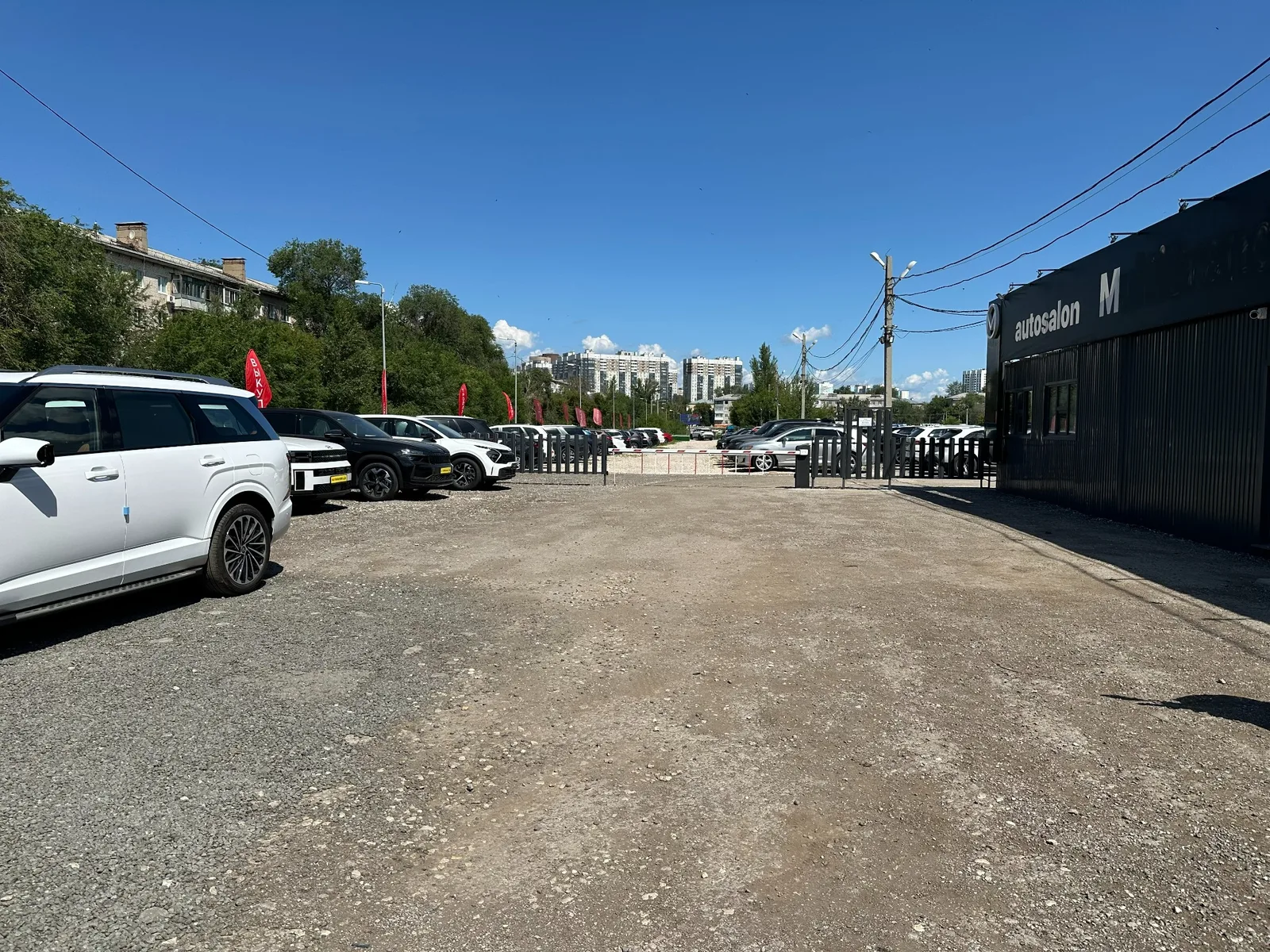 Автомобили на площадке автосалона Мультибренд Авто